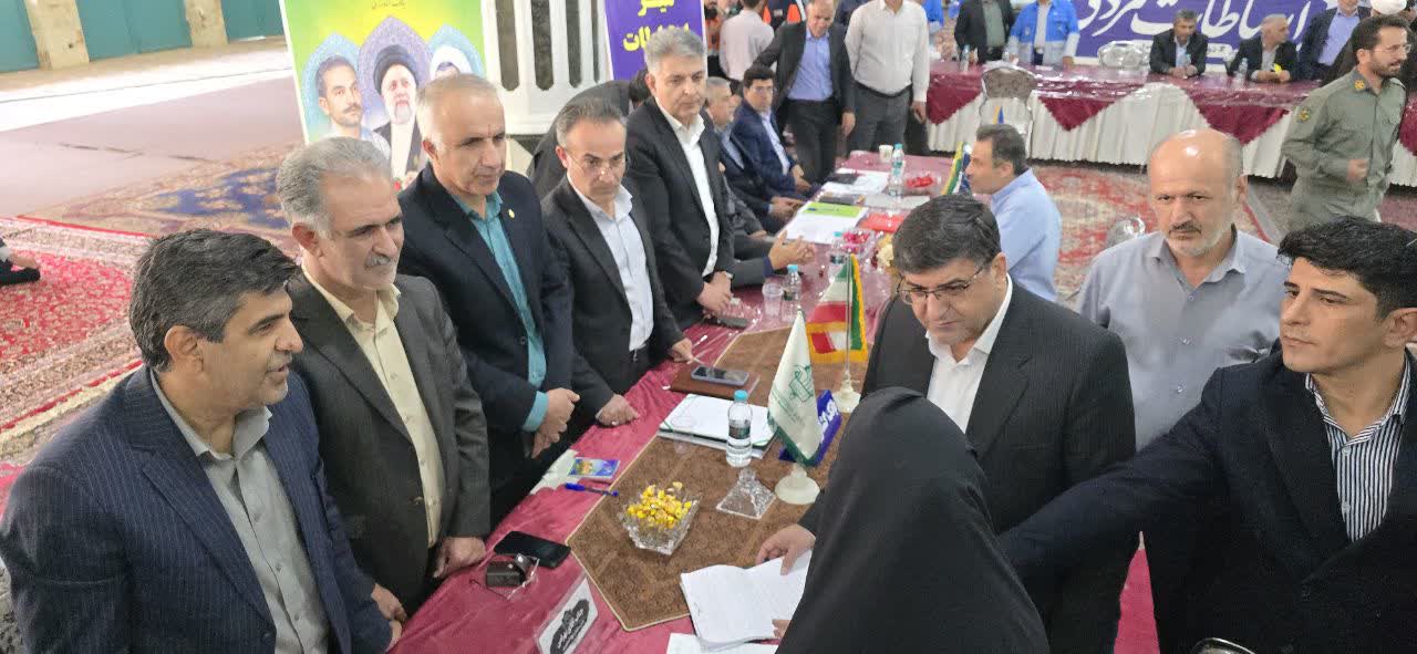 میز ارتباطات مردمی بخش کشاورزی در پنجمین روز هفته دولت برپا شد