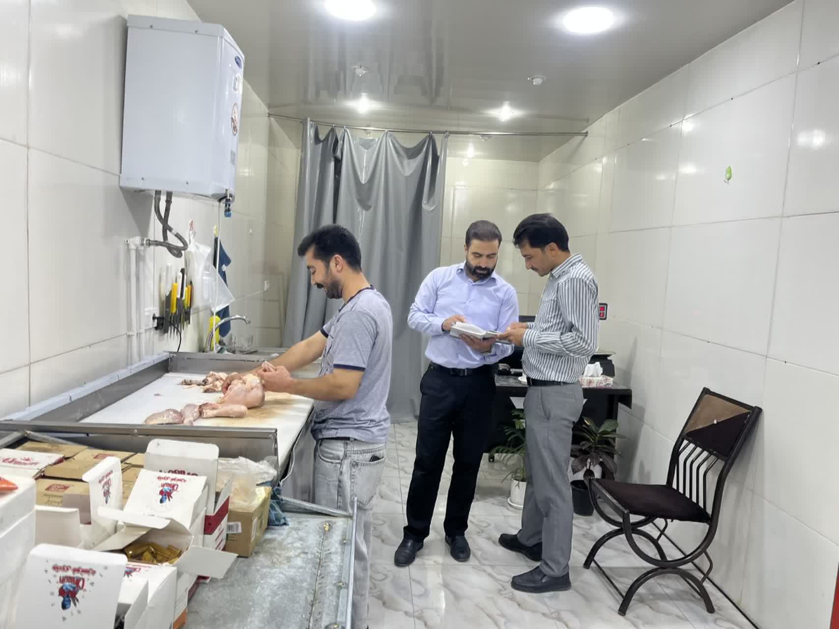بازرسی شبانه از واحدهای مرغ‌فروشی و خواربارفروشی شهرستان بن